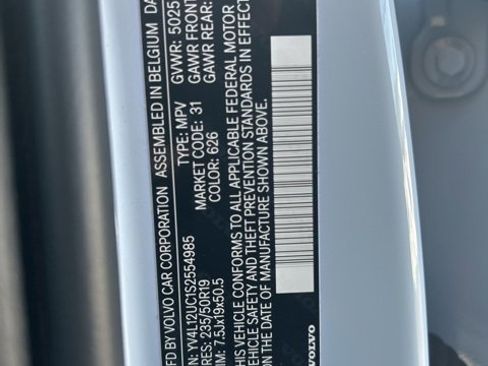 Certified 2025 Volvo XC40 B5 Plus image 28