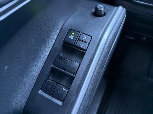 Used 2021 Toyota Highlander XLE image 24