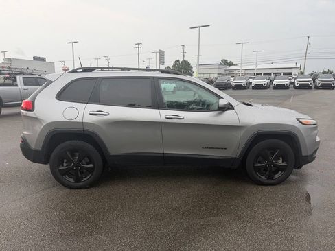 Used 2016 Jeep Cherokee Latitude w/ Cold Weather Group AWD/4WD image 4