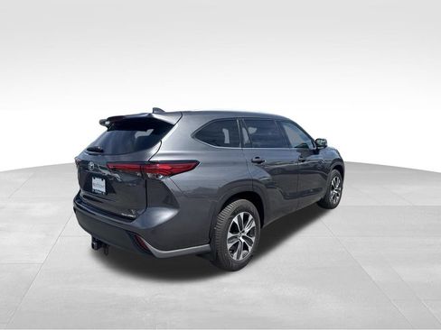 Used 2022 Toyota Highlander XLE AWD/4WD image 7