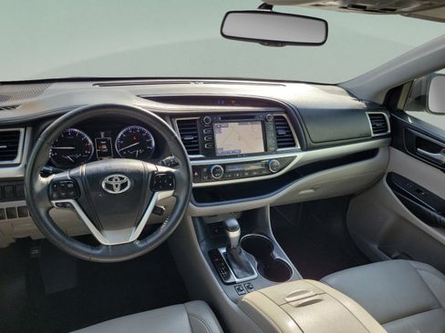 Used 2014 Toyota Highlander XLE FWD image 15