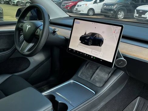 Used 2025 Tesla Model Y Long Range RWD image 21