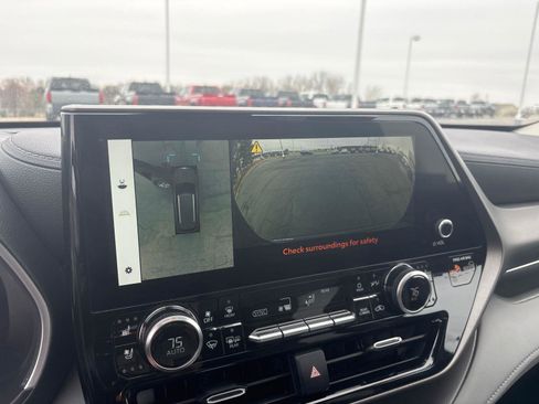 Used 2023 Toyota Highlander Limited image 26