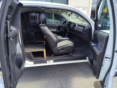 Used 2016 Toyota Tacoma SR5 w/ SR5 Appearance Package (SN) image 17