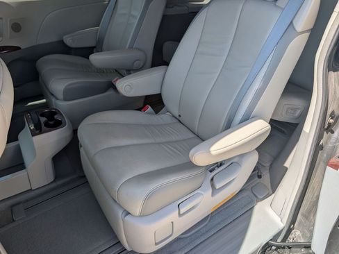 Used 2014 Toyota Sienna Limited w/ Limited Premium Package FWD image 5