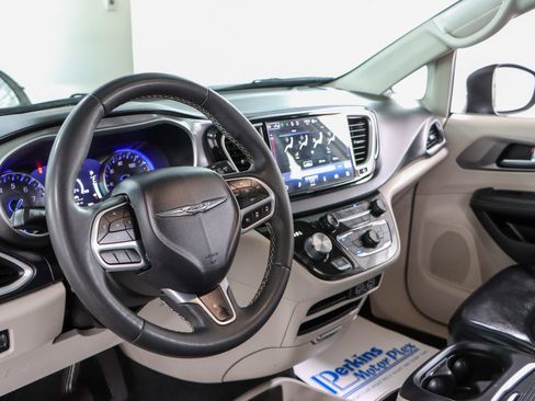 Used 2023 Chrysler Pacifica Touring-L image 22