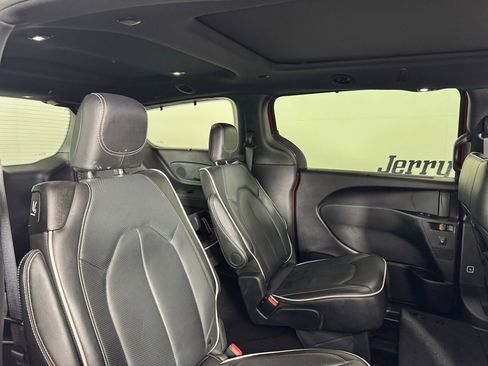 Used 2025 Chrysler Pacifica Limited image 30