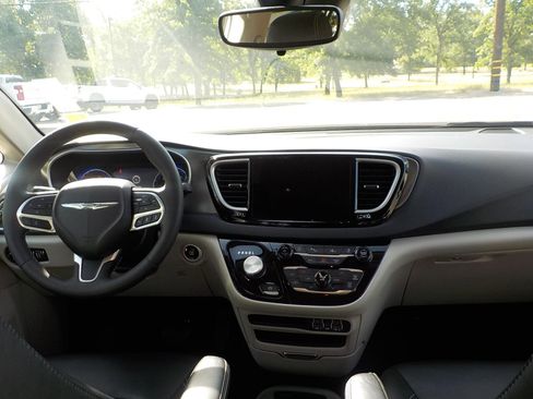 Used 2023 Chrysler Pacifica Touring-L image 19