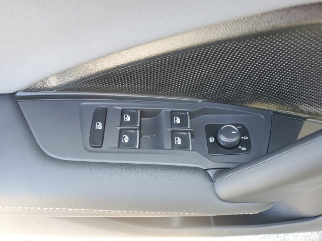 Certified 2025 Volkswagen Tiguan SE R-Line FWD image 28