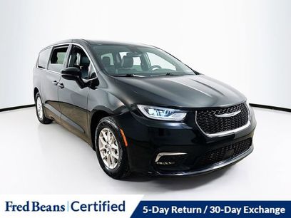 Used 2025 Chrysler Pacifica Select