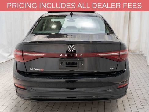 Used 2025 Volkswagen Jetta SE FWD image 4