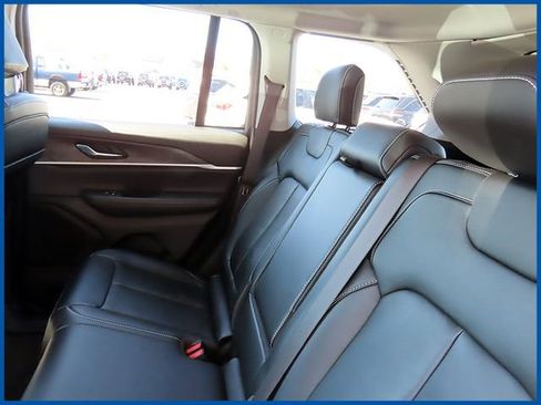 Used 2023 Jeep Grand Cherokee Limited w/ Black Appearance Package AWD/4WD image 10