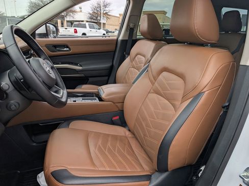 Certified 2025 Nissan Pathfinder Platinum w/ Cargo Package image 27