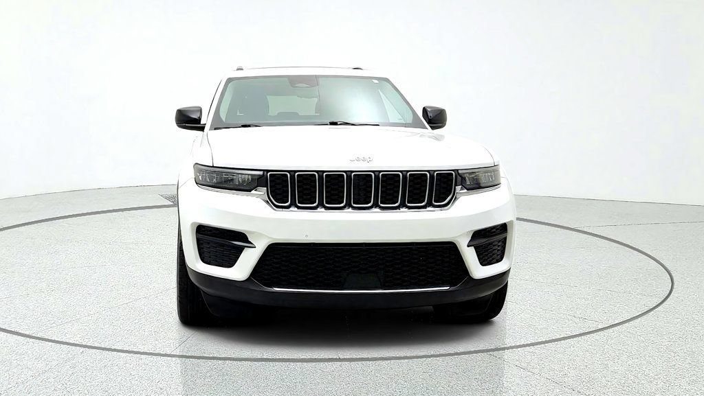 Used 2023 Jeep Grand Cherokee Laredo AWD/4WD image 2