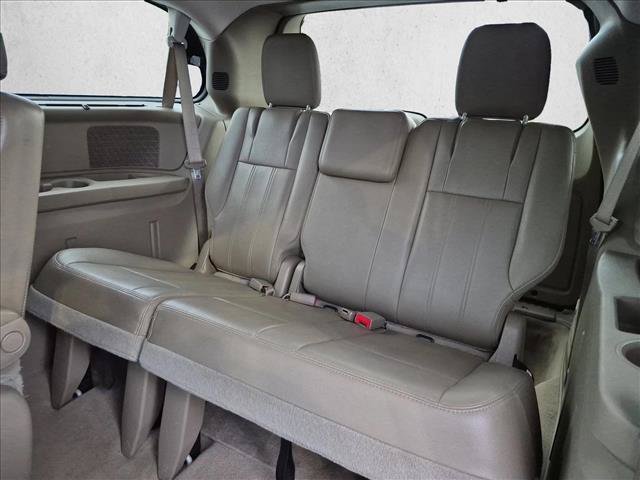Used 2015 Chrysler Town & Country Touring FWD image 20