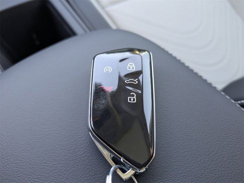 New 2025 Volkswagen Tiguan SE image 29