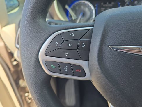 Used 2017 Chrysler Pacifica Touring FWD image 21