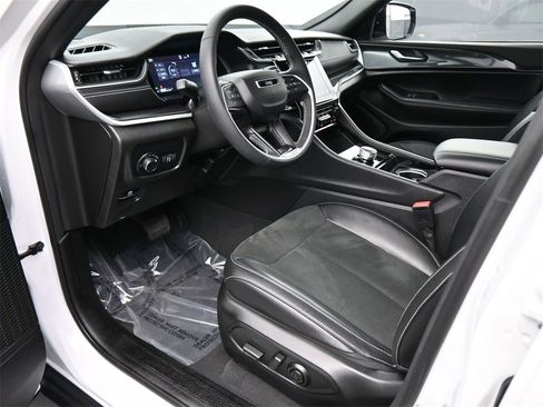 Used 2023 Jeep Grand Cherokee Altitude image 2