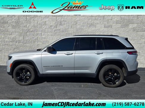 Used 2023 Jeep Grand Cherokee Altitude AWD/4WD image 2