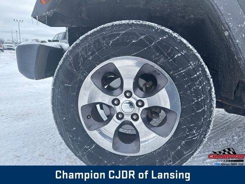 Used 2016 Jeep Wrangler Unlimited Sahara w/ Connectivity Group image 11