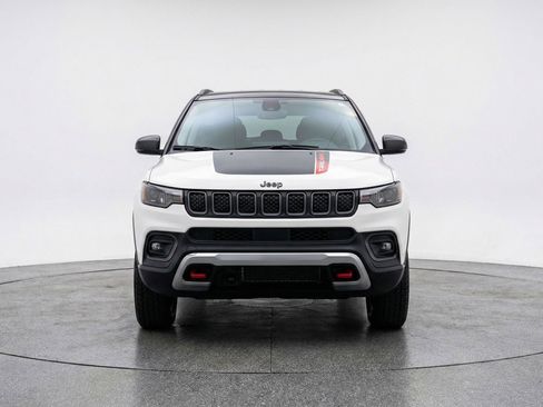 Used 2025 Jeep Compass Trailhawk image 2