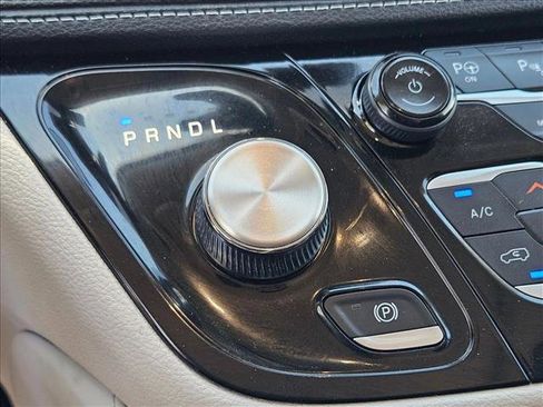 Used 2023 Chrysler Pacifica Limited FWD image 16