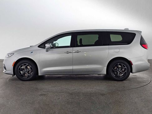 Used 2022 Chrysler Pacifica Touring-L w/ S Appearance Package FWD image 6