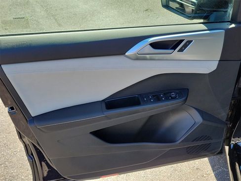 Certified 2025 Volkswagen Taos SE image 16