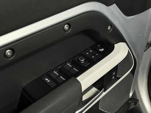 Used 2020 Land Rover Defender 110 First Edition image 12