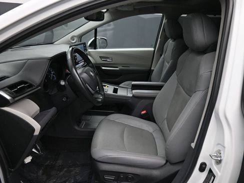 Certified 2024 Toyota Sienna Limited image 19
