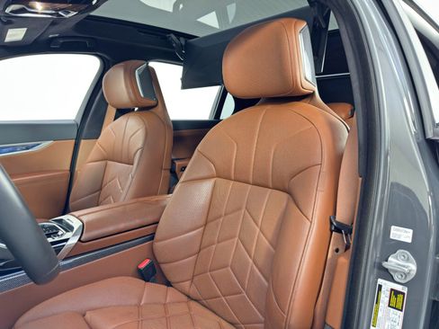 Used 2023 BMW i7 xDrive60 image 49