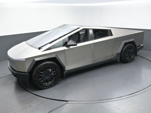 Used 2024 Tesla Cybertruck AWD Crew Cab image 37