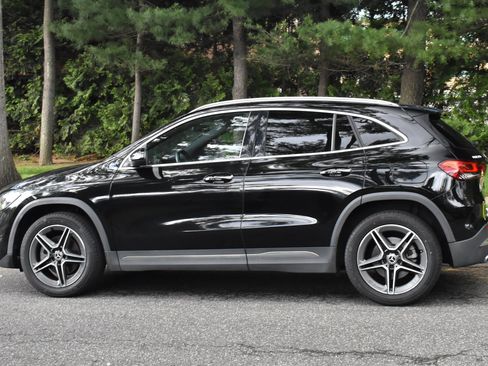 Used 2021 Mercedes-Benz GLA 250 4MATIC w/ AMG Line Exterior image 6