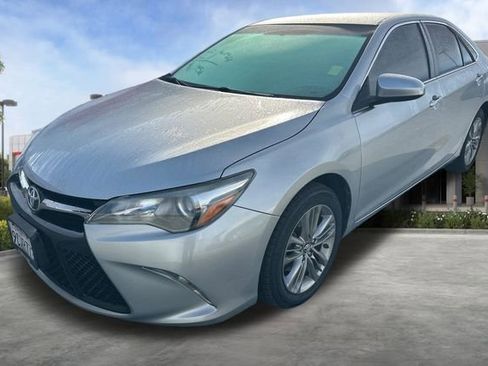 Used 2017 Toyota Camry SE image 3