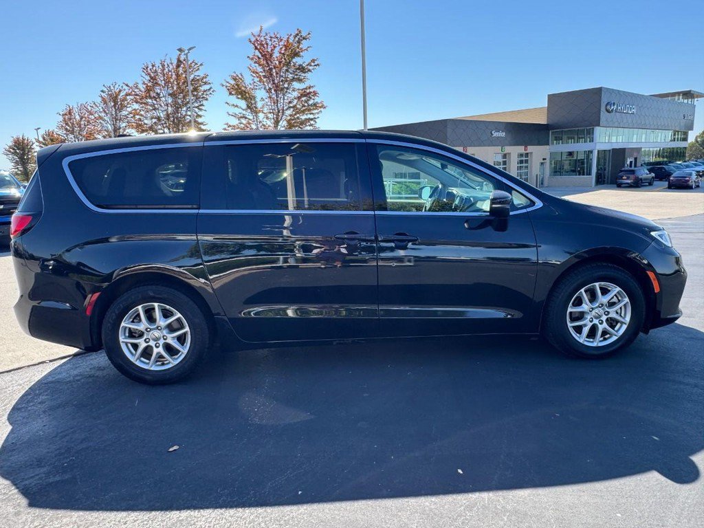 Used 2023 Chrysler Pacifica Touring-L FWD image 2