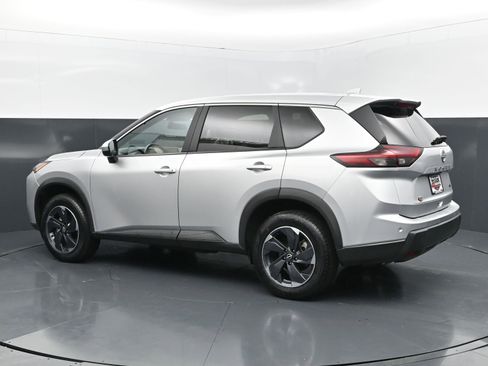 Used 2024 Nissan Rogue SV image 3