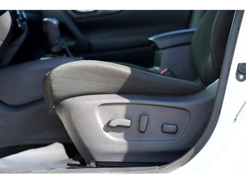 Used 2020 Nissan Rogue SV image 29