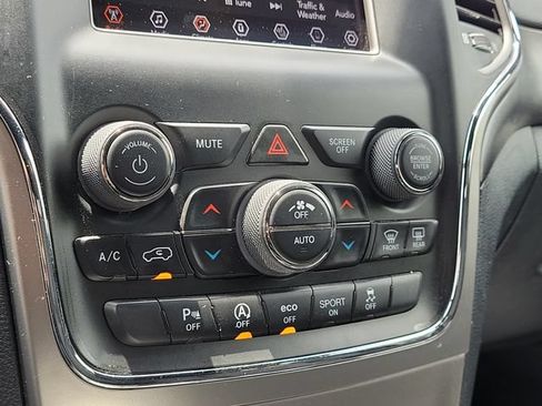 Used 2018 Jeep Grand Cherokee Laredo RWD image 24