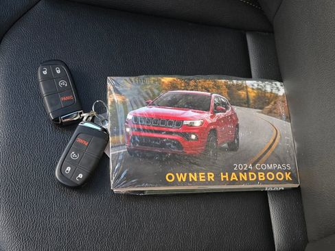 Used 2024 Jeep Compass Limited image 11
