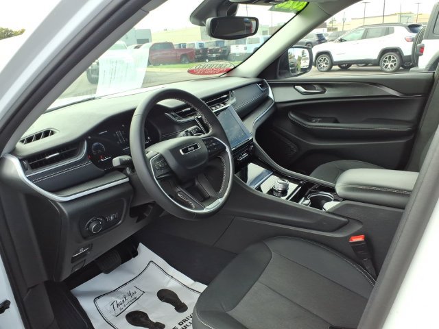 Used 2023 Jeep Grand Cherokee Laredo AWD/4WD image 10