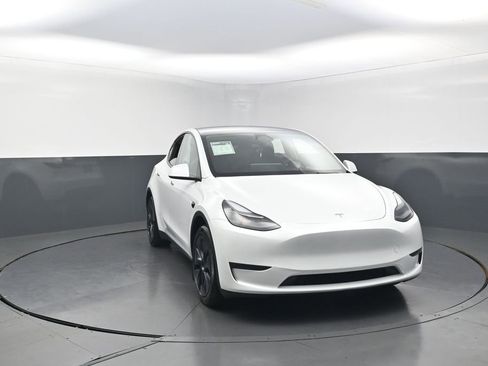 Used 2024 Tesla Model Y Long Range RWD image 2