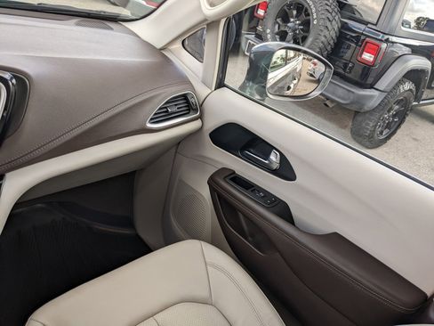 Used 2021 Chrysler Pacifica Touring-L image 15