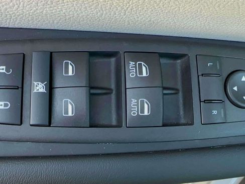 Used 2024 Chrysler Pacifica Touring-L image 13