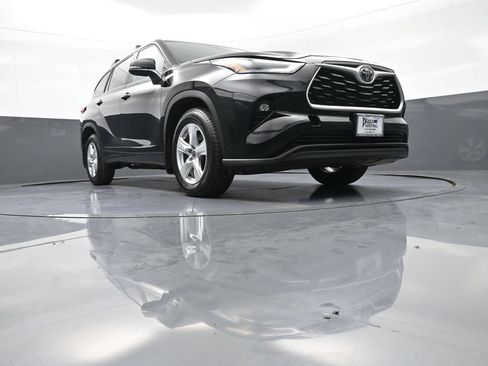 Certified 2023 Toyota Highlander LE FWD image 28