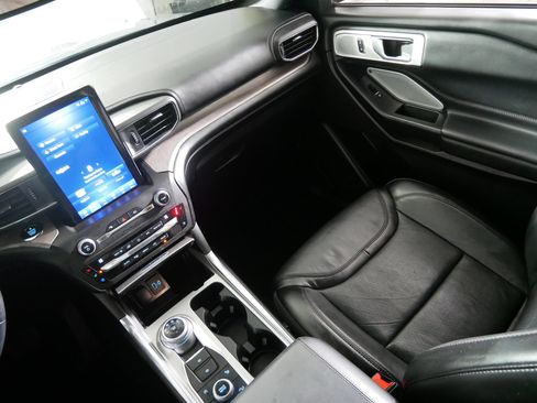 Used 2020 Ford Explorer Platinum w/ Premium Technology Package image 11