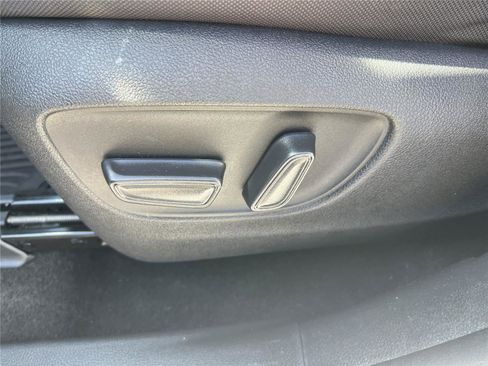 Used 2023 Toyota Highlander LE FWD image 21