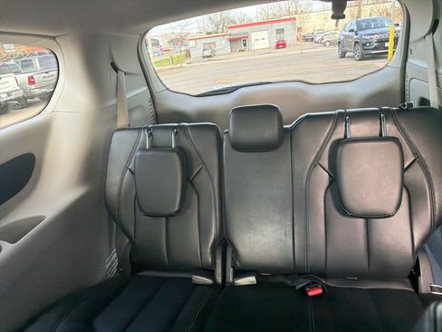 Used 2024 Chrysler Pacifica Touring-L FWD image 15