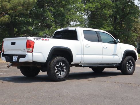 Used 2017 Toyota Tacoma TRD Off-Road w/ Premium & Technology Package AWD/4WD image 5