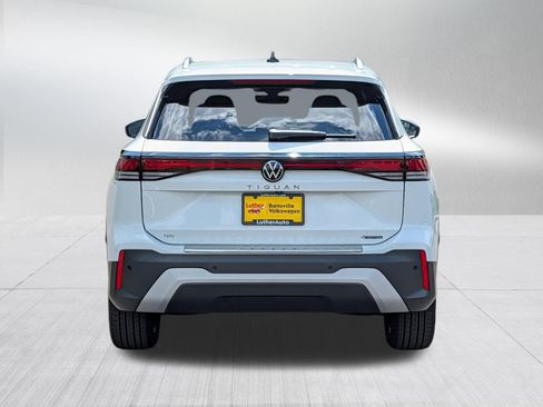 Certified 2025 Volkswagen Tiguan SE AWD/4WD image 6