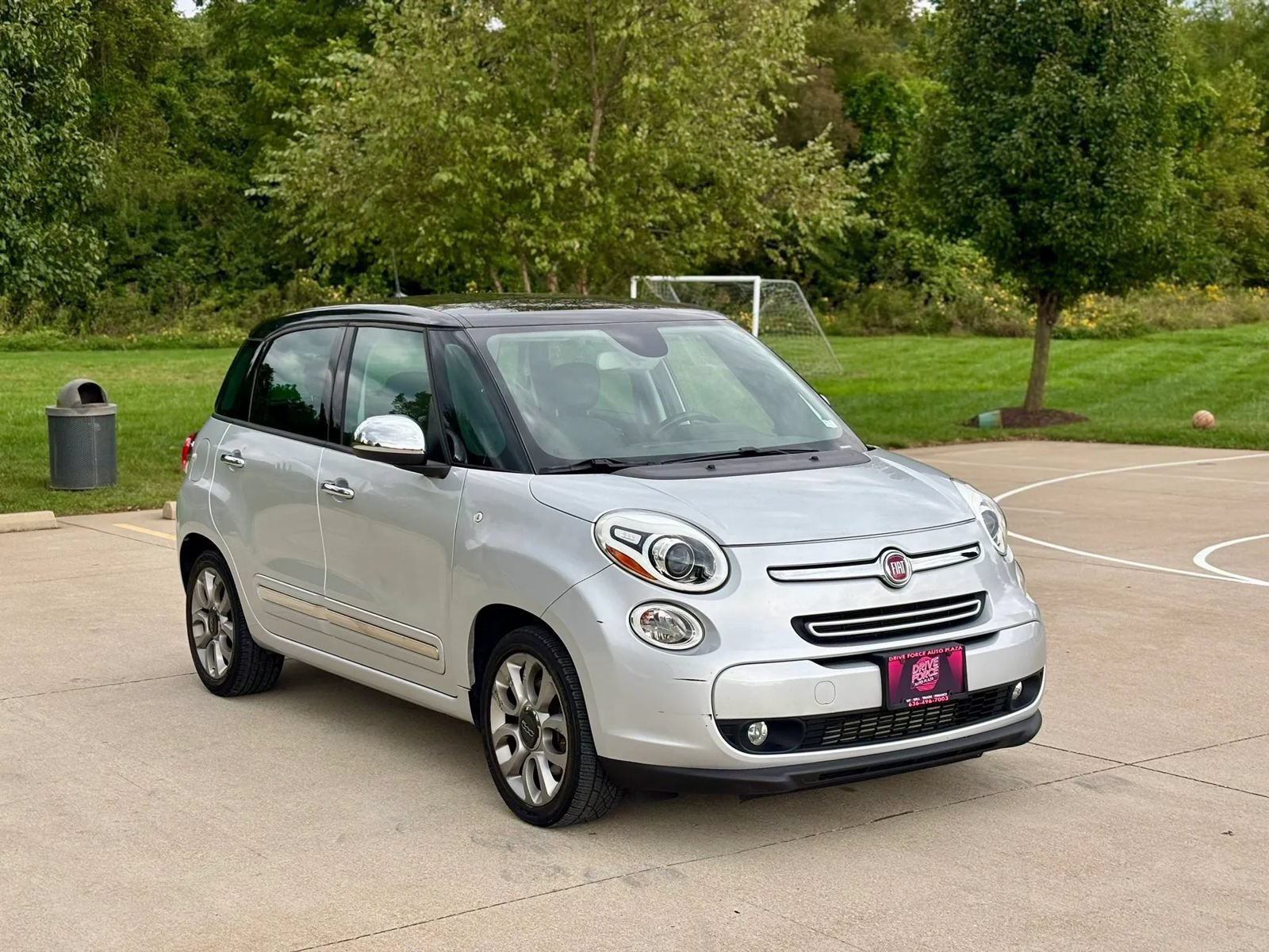 Used 2017 FIAT 500L Lounge w/ Premium Package FWD image 3